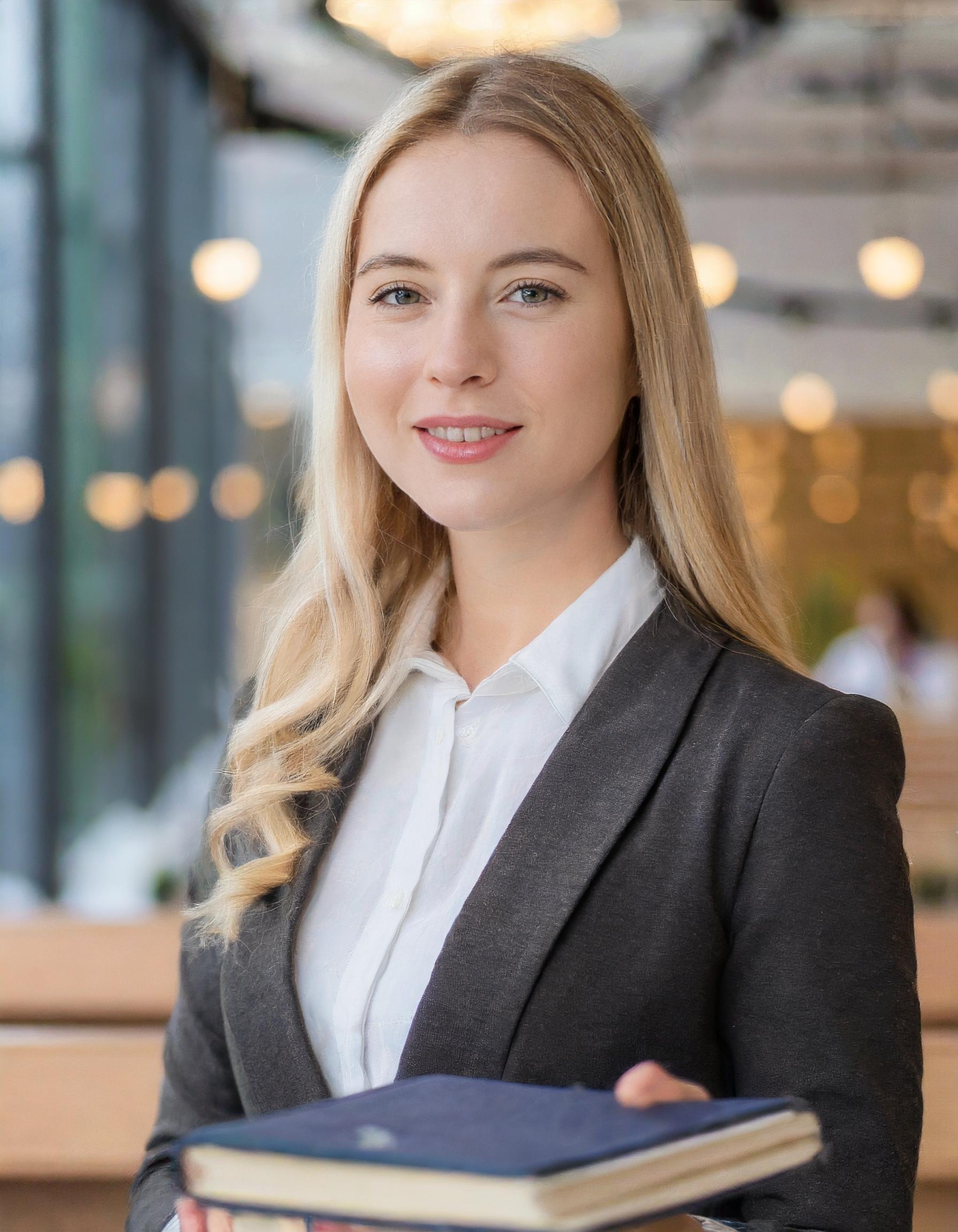 Person, weiblich, junges Erwachsenenalter, lächelnd, formell gekleidet